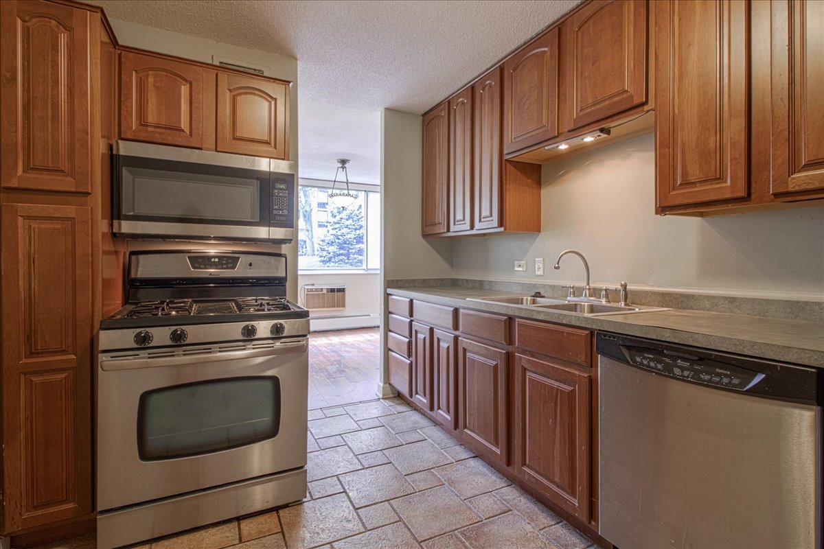 2222 S Stewart Avenue #1B, Lombard, IL 60148