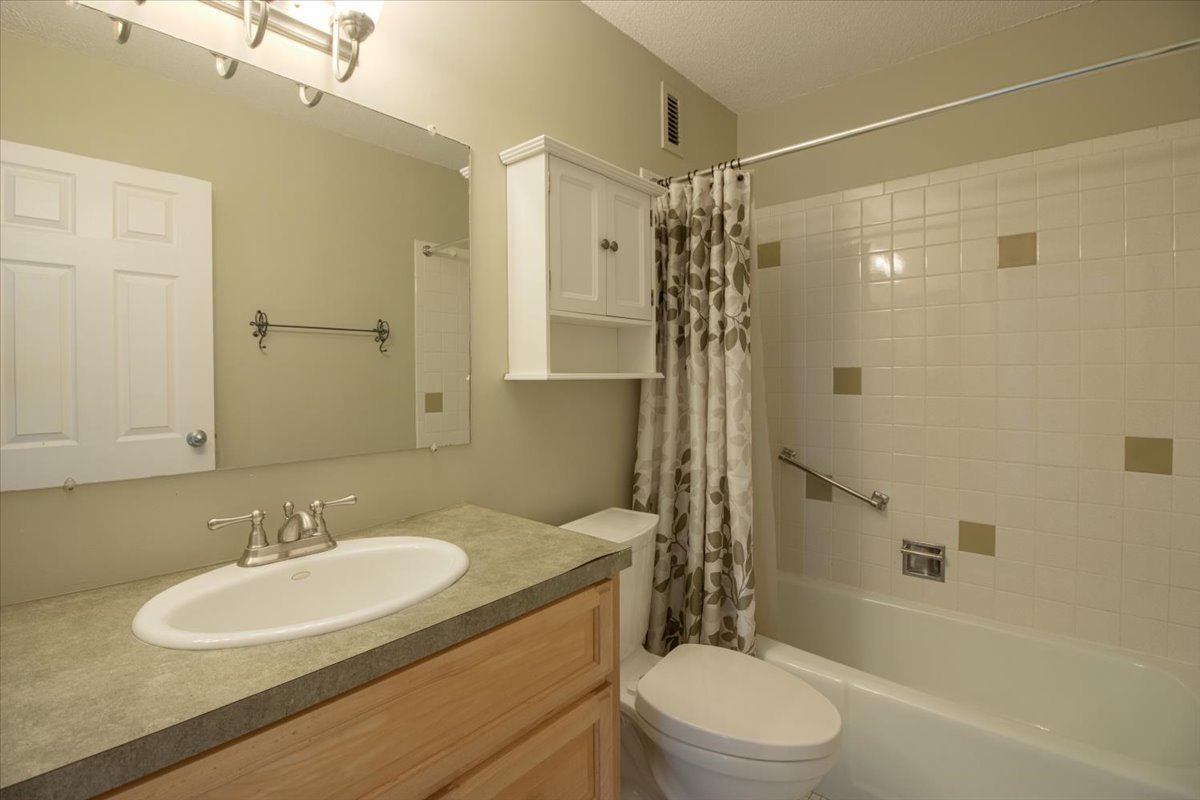 2222 S Stewart Avenue #1B, Lombard, IL 60148