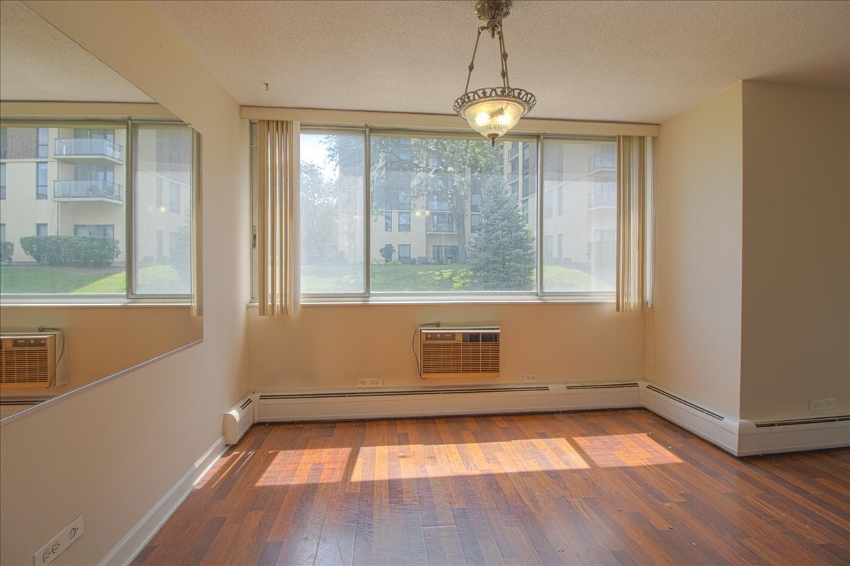 2222 S Stewart Avenue #1B, Lombard, IL 60148
