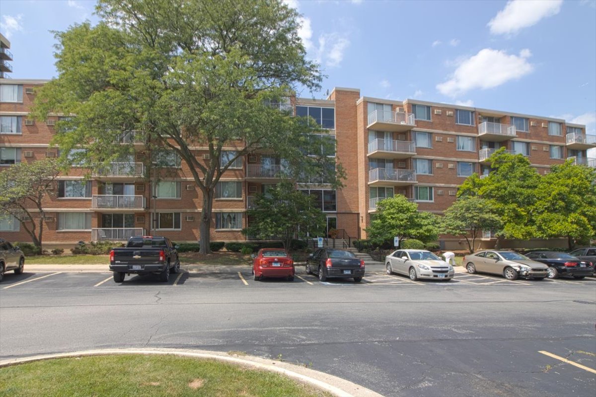 2222 S Stewart Avenue #1B, Lombard, IL 60148