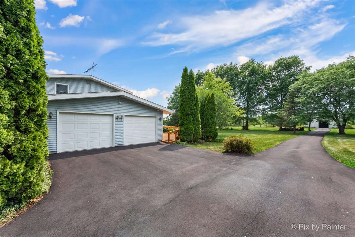 29648 S State Line Road, Beecher, IL 60401