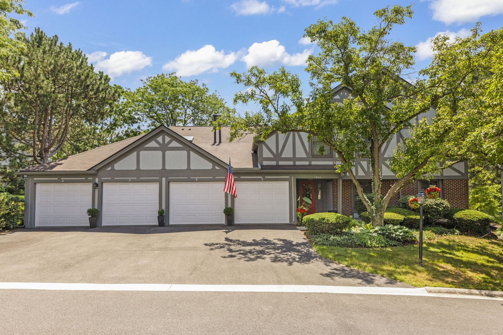 1938 Gresham Circle #A, Wheaton, IL 60189