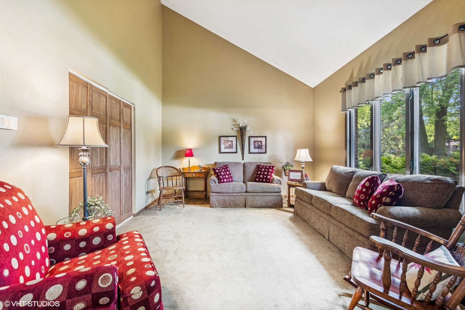 321 Blackhawk Drive, Westmont, IL 60559