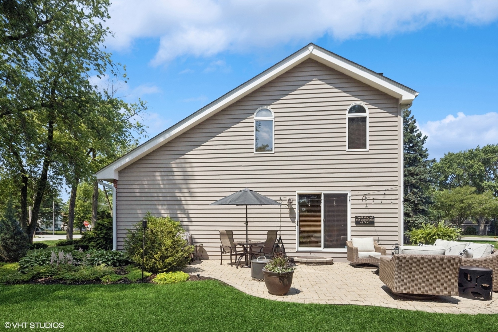 321 Blackhawk Drive, Westmont, IL 60559