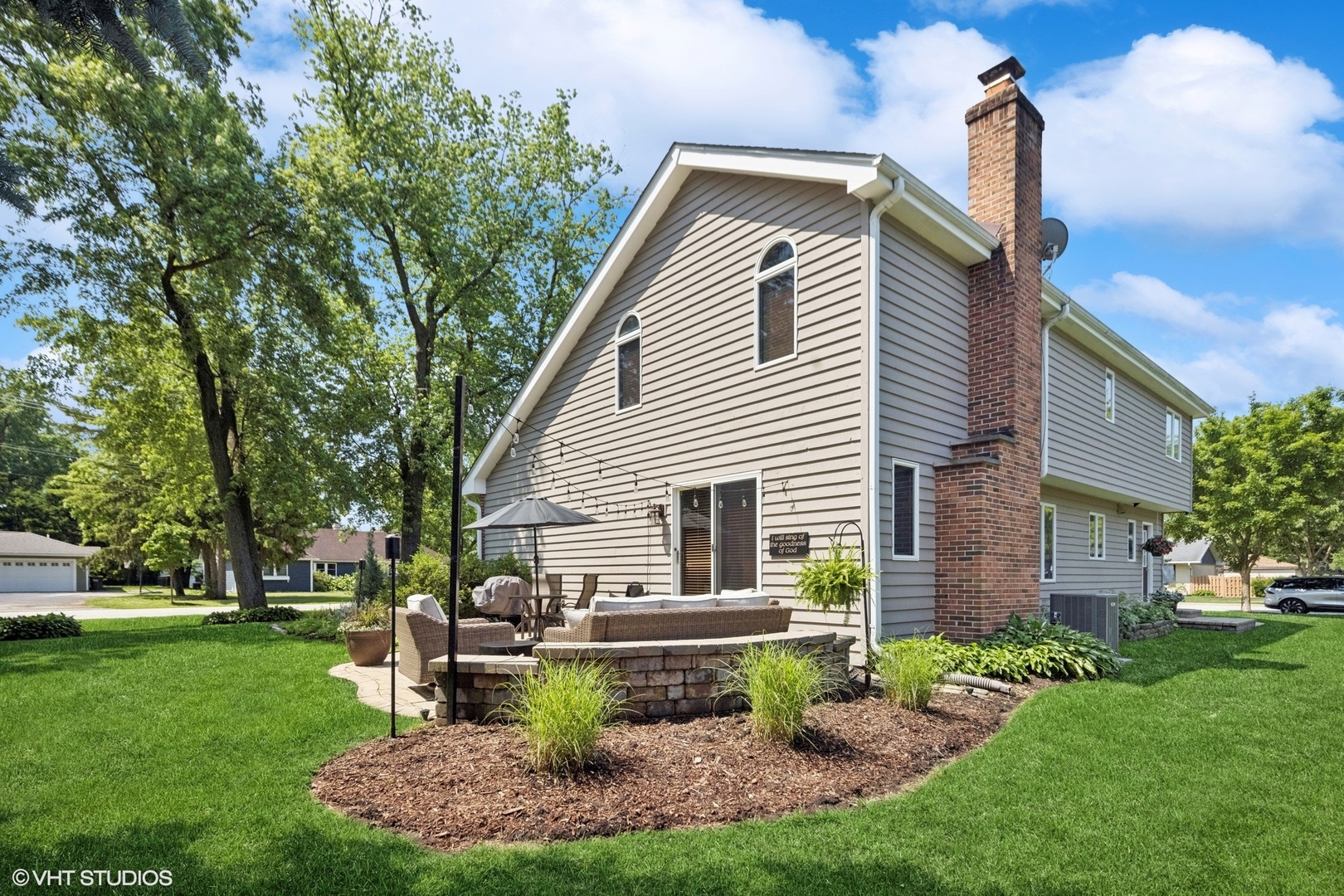 321 Blackhawk Drive, Westmont, IL 60559
