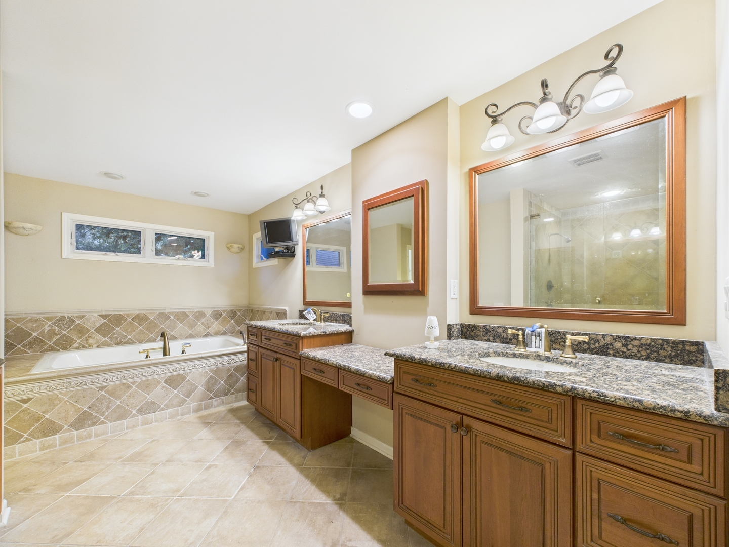 558 Saint Andrews Lane, Inverness, IL 60067