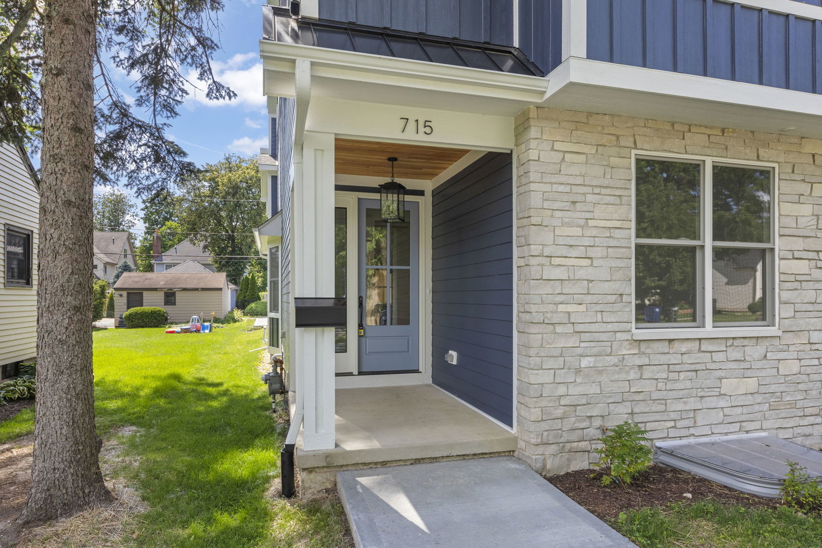 715 N Brainard Street, Naperville, IL 60563