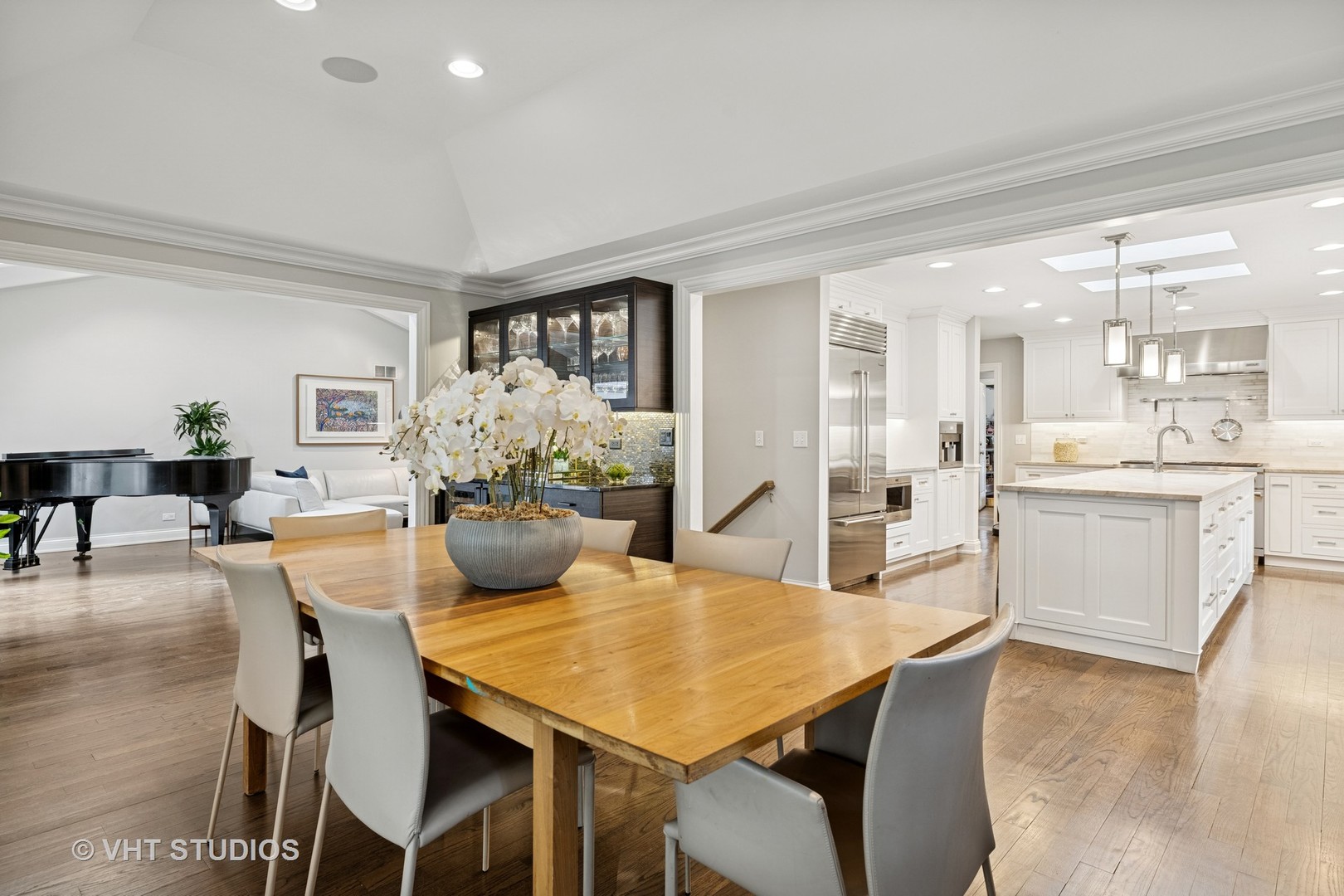 701 Stonegate Road, Libertyville, IL 60048