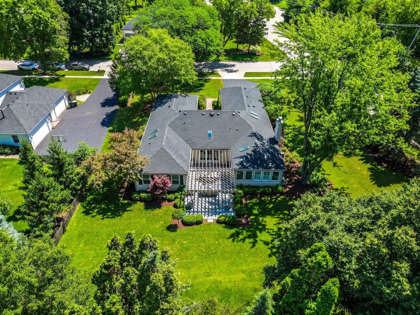 701 Stonegate Road, Libertyville, IL 60048