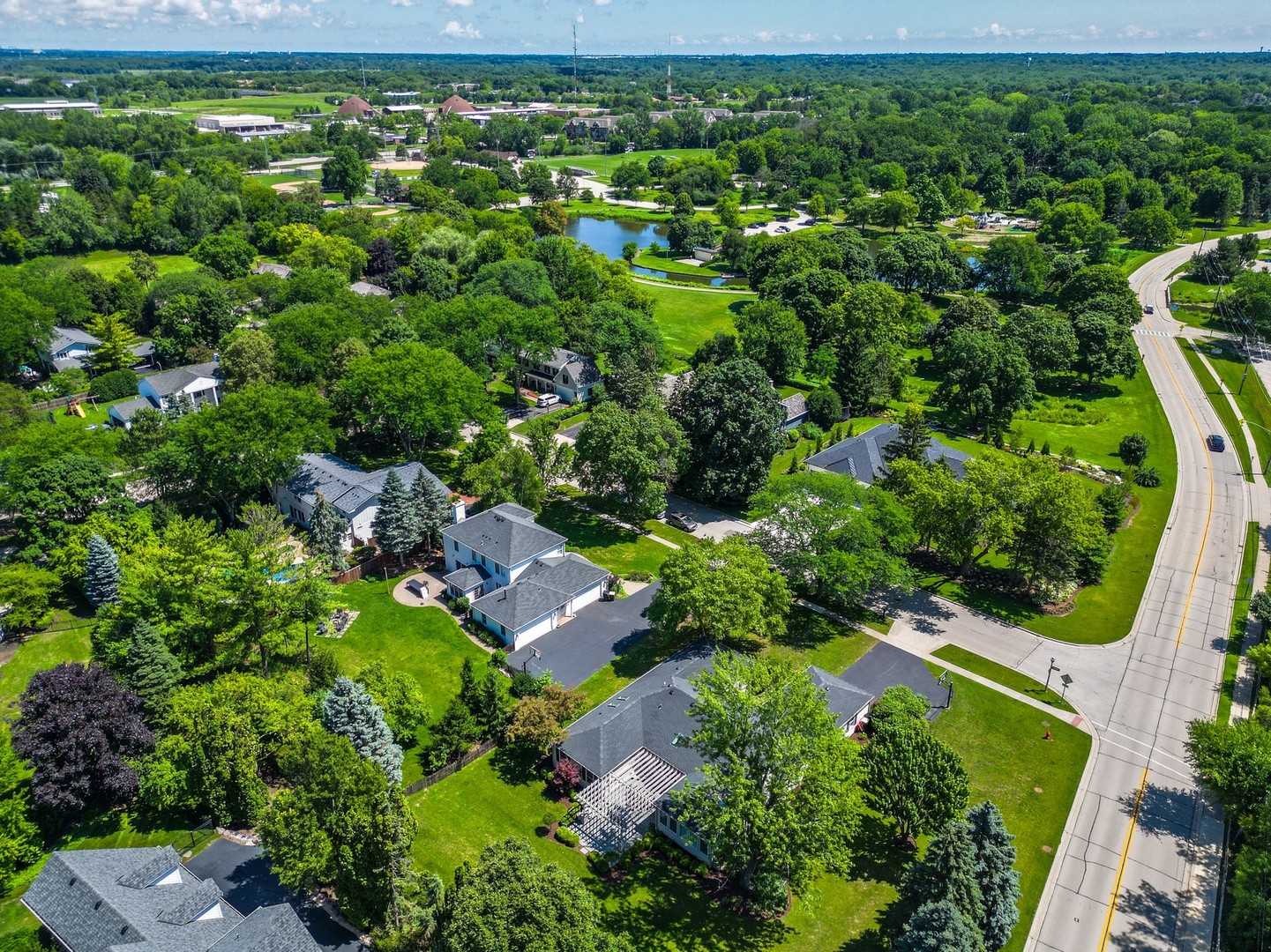 701 Stonegate Road, Libertyville, IL 60048
