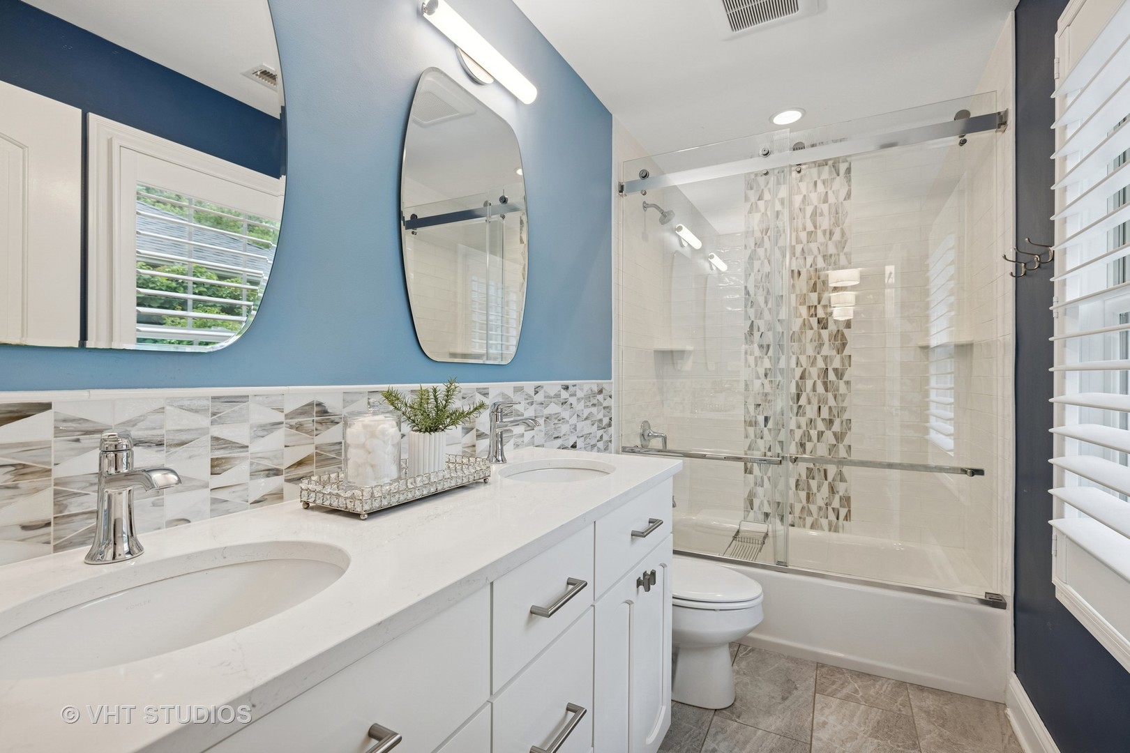 701 Stonegate Road, Libertyville, IL 60048