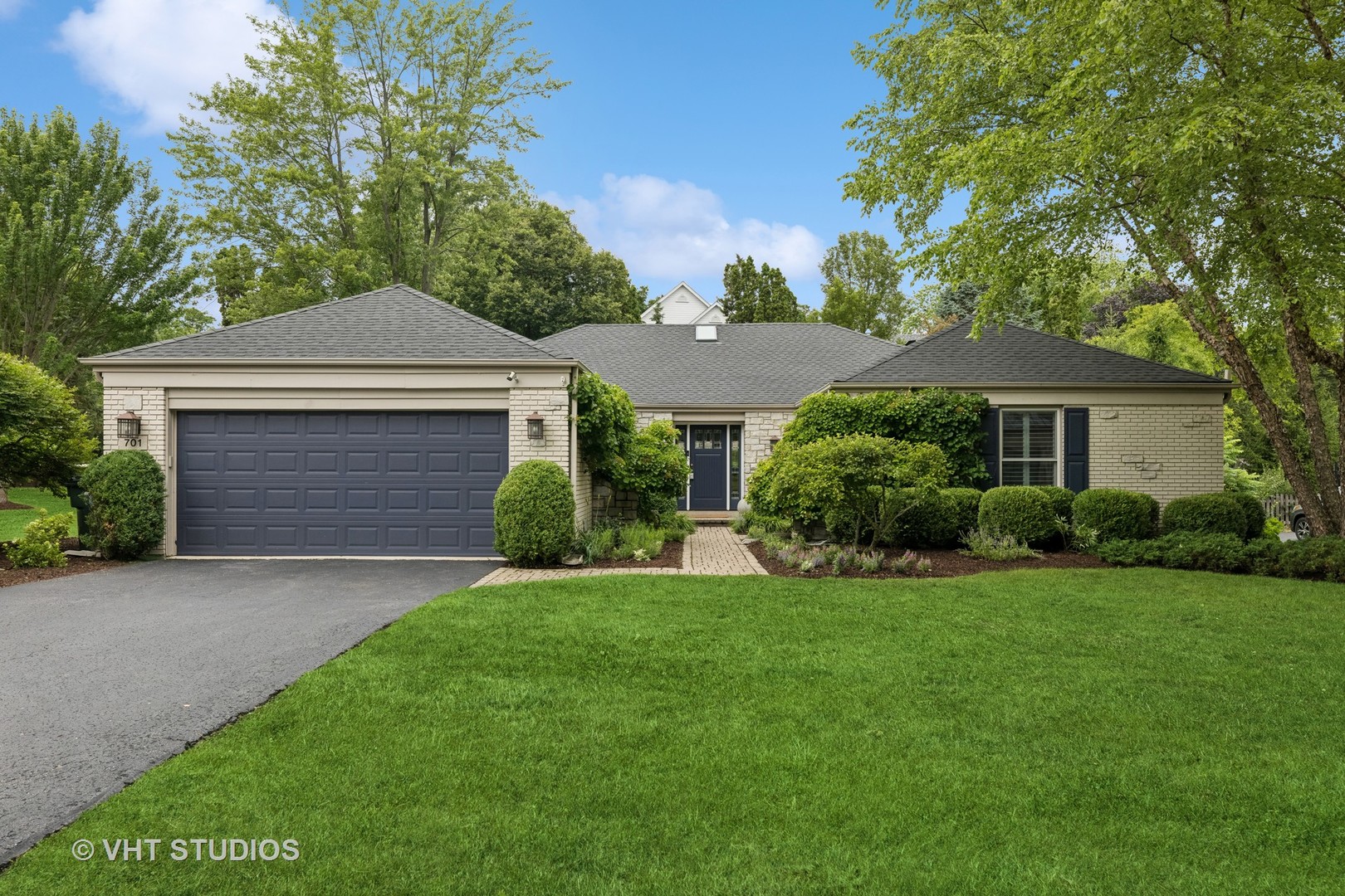 701 Stonegate Road, Libertyville, IL 60048
