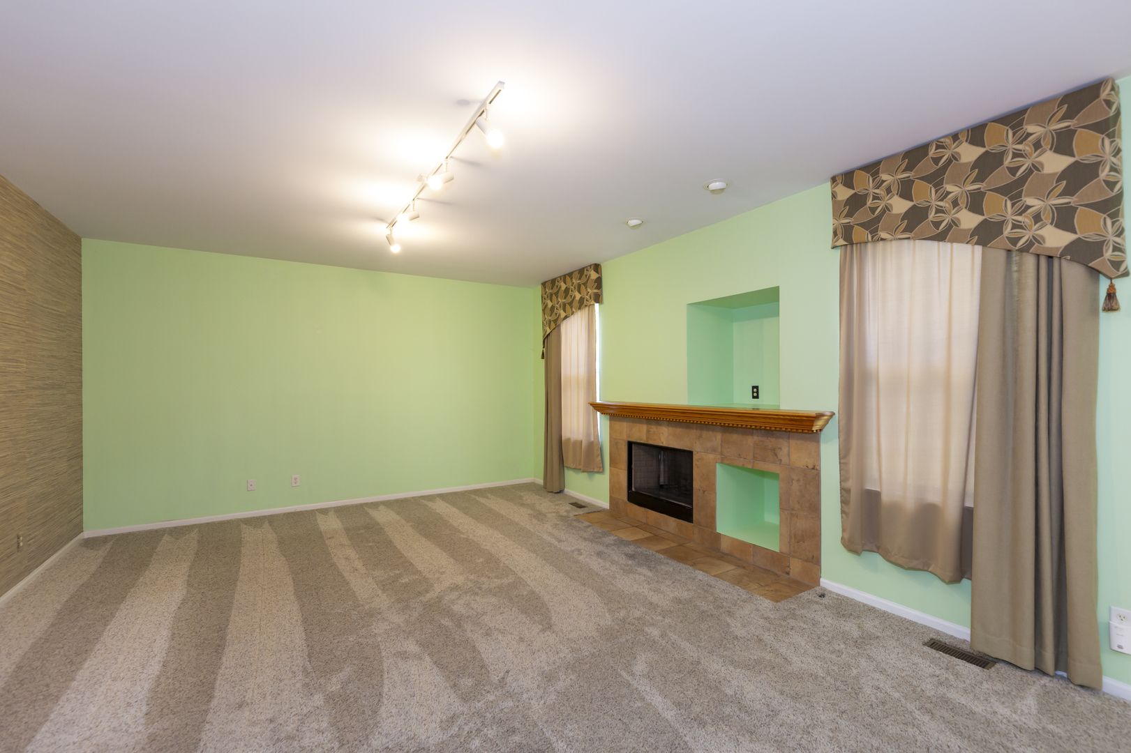 220 STEARN Drive, Genoa, IL 60135