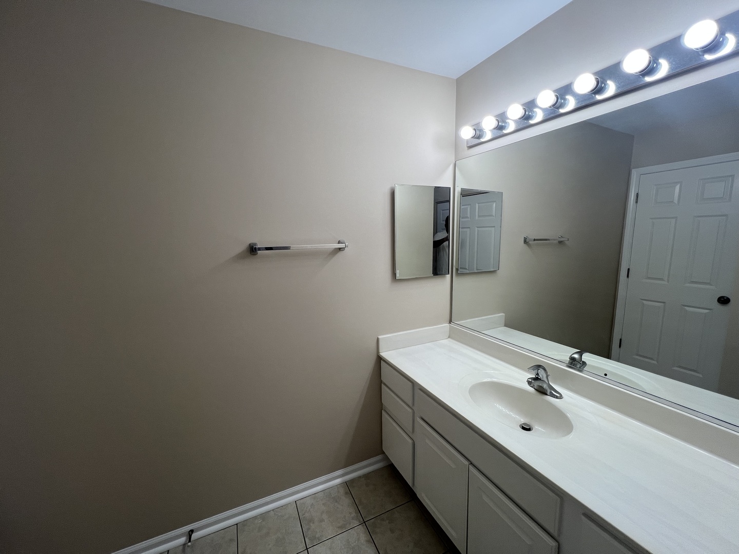 2820 White Thorn Circle #2820, Naperville, IL 60564