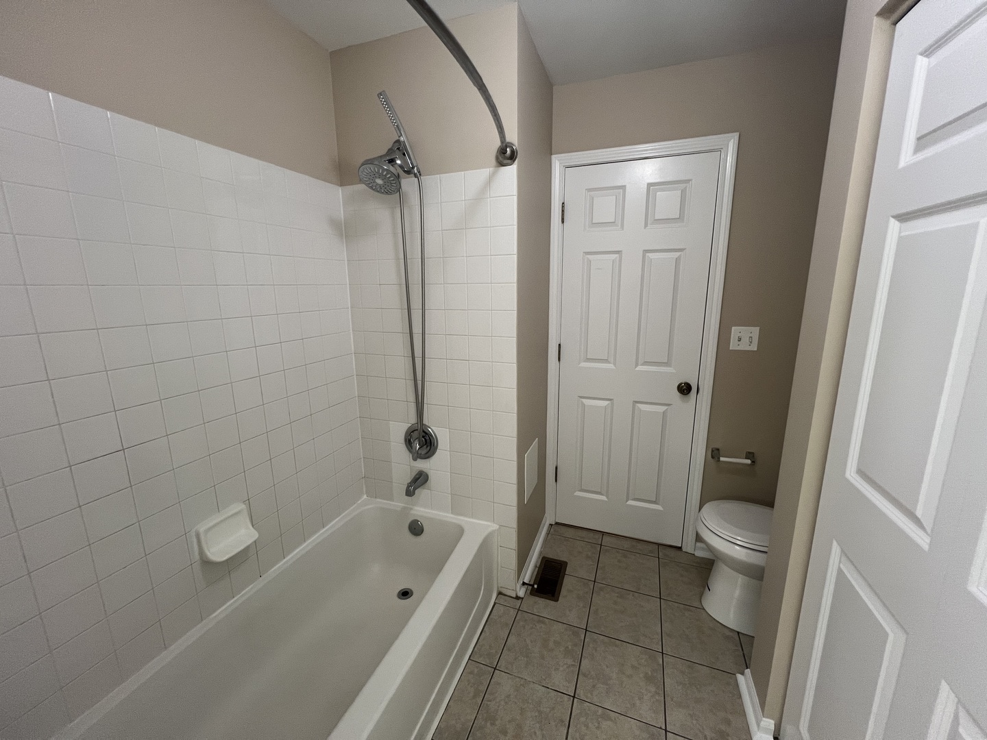 2820 White Thorn Circle #2820, Naperville, IL 60564