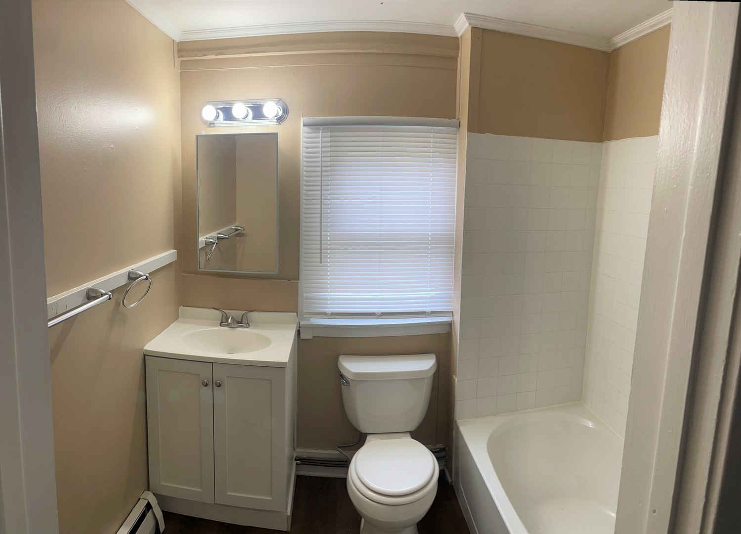 132 S Mchenry Avenue, Crystal Lake, IL 60014