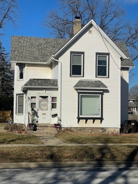 132 S Mchenry Avenue, Crystal Lake, IL 60014