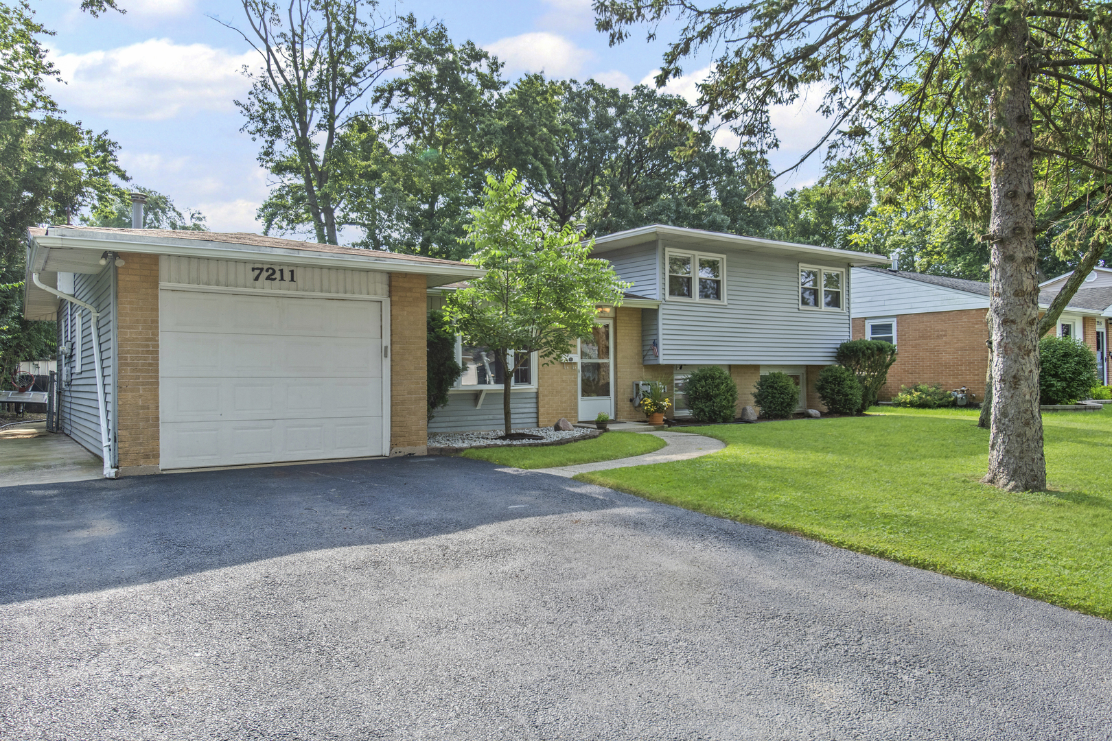 7211 Sprucewood Avenue, Woodridge, IL 60517