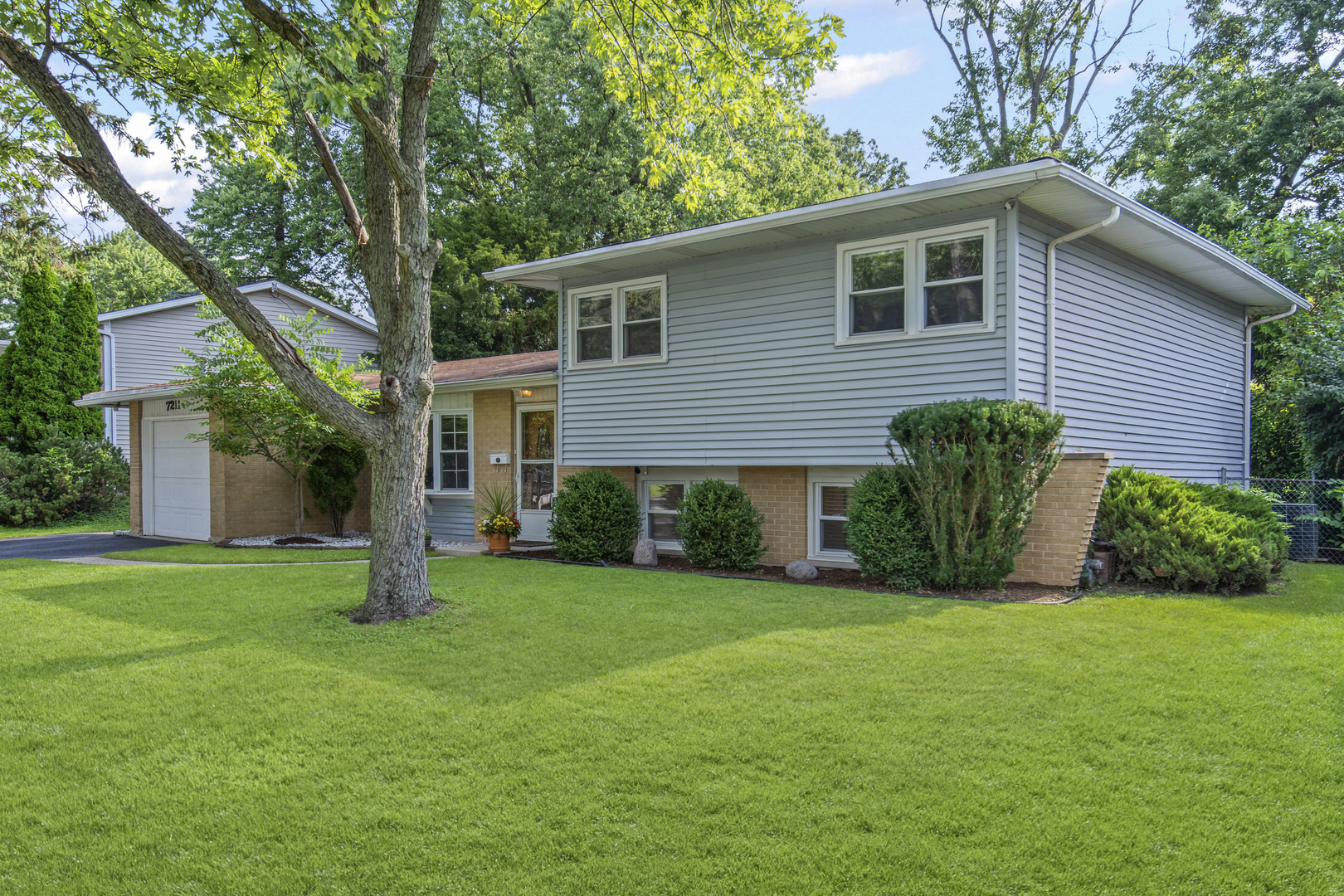 7211 Sprucewood Avenue, Woodridge, IL 60517