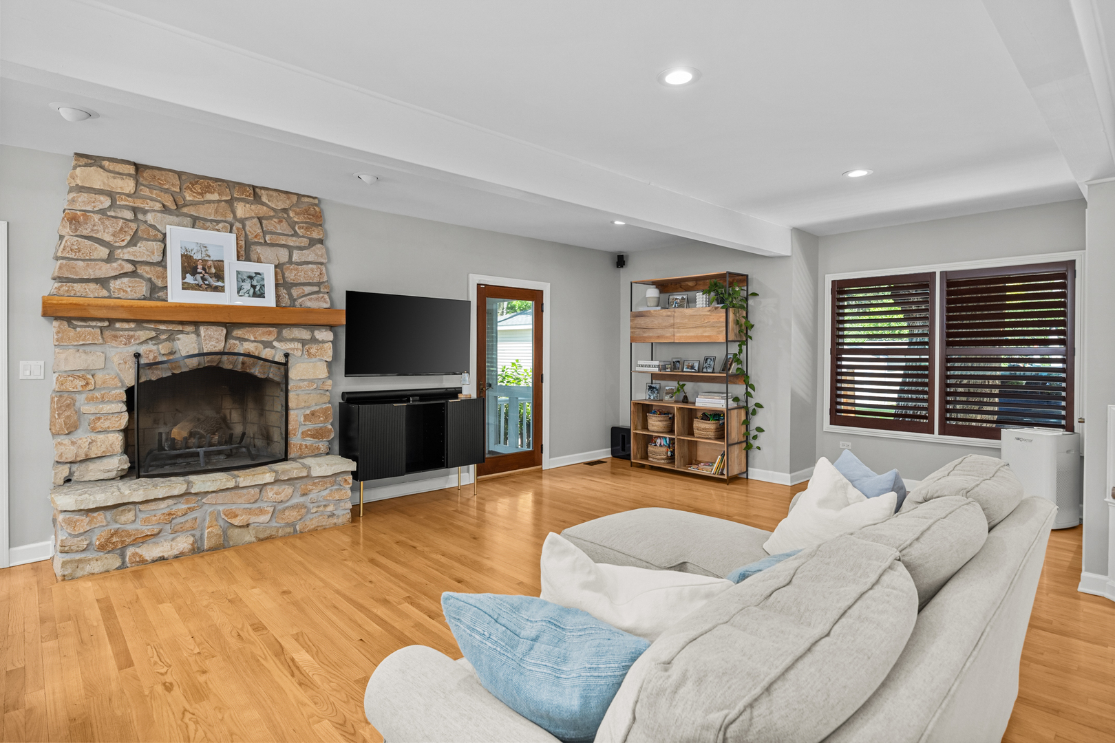 820 S GROVE Avenue, Barrington, IL 60010