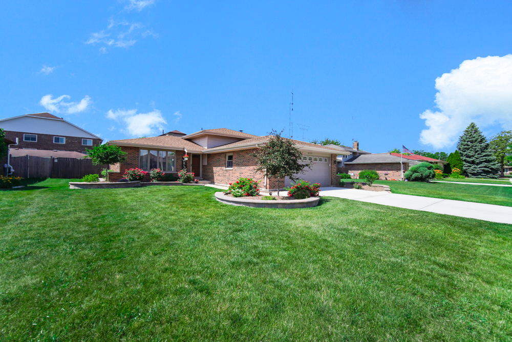 8123 Tudor Lane, Tinley Park, IL 60477