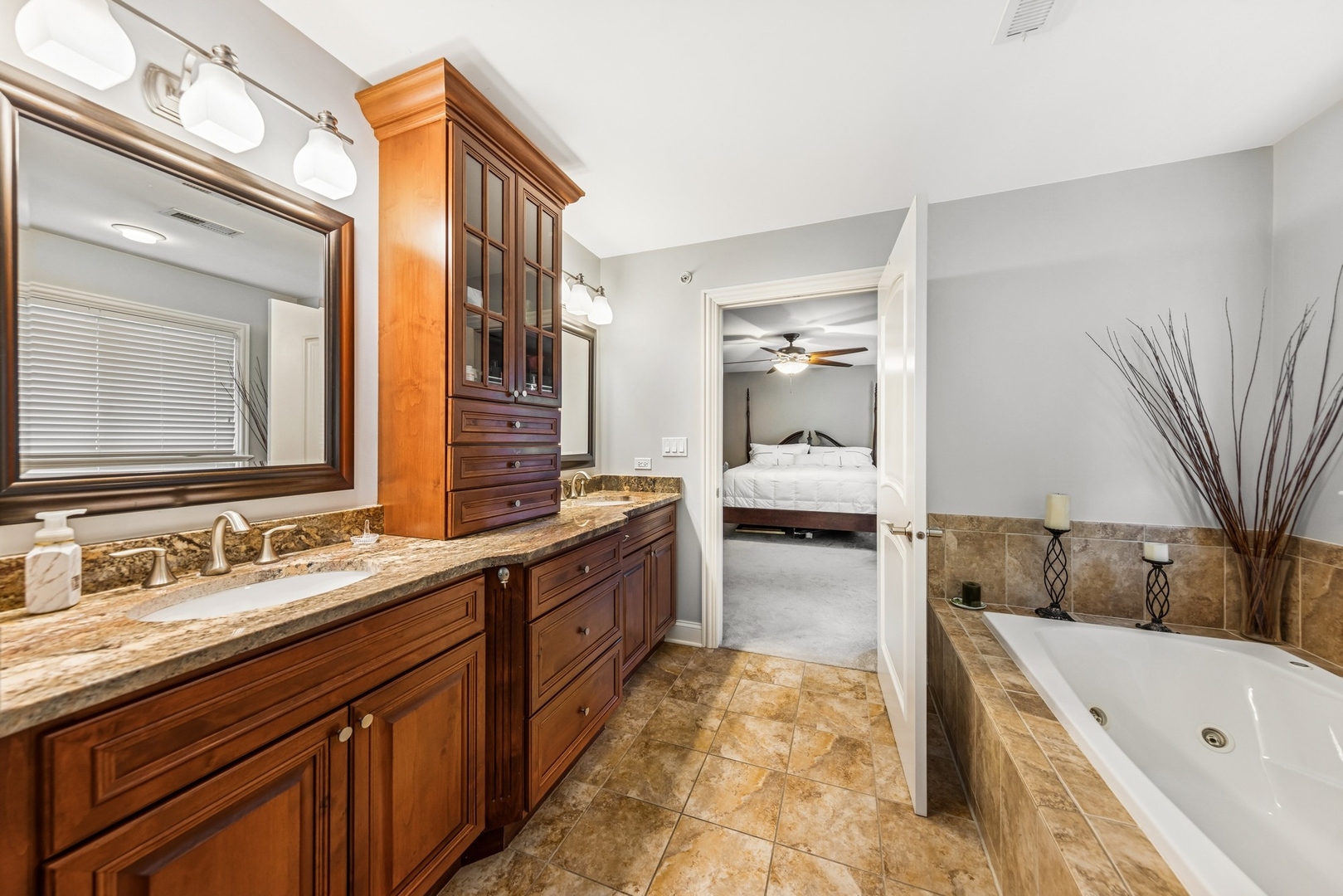 6325 FAIRVIEW Avenue #A, Westmont, IL 60559