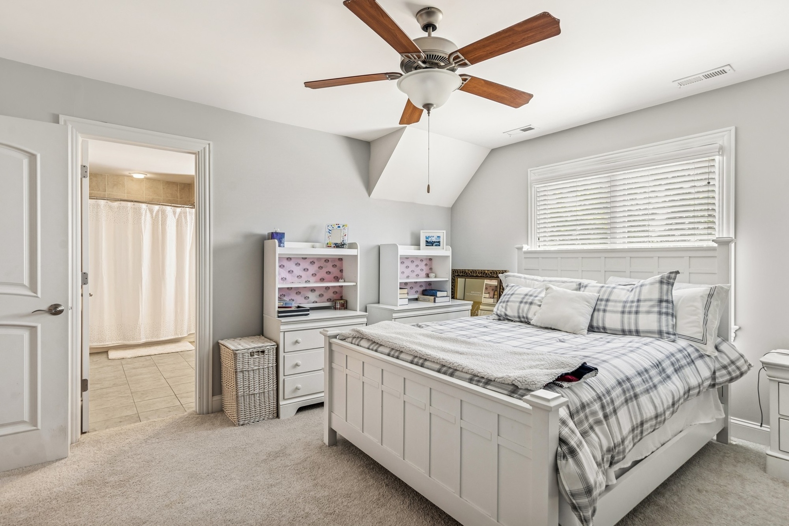 6325 FAIRVIEW Avenue #A, Westmont, IL 60559