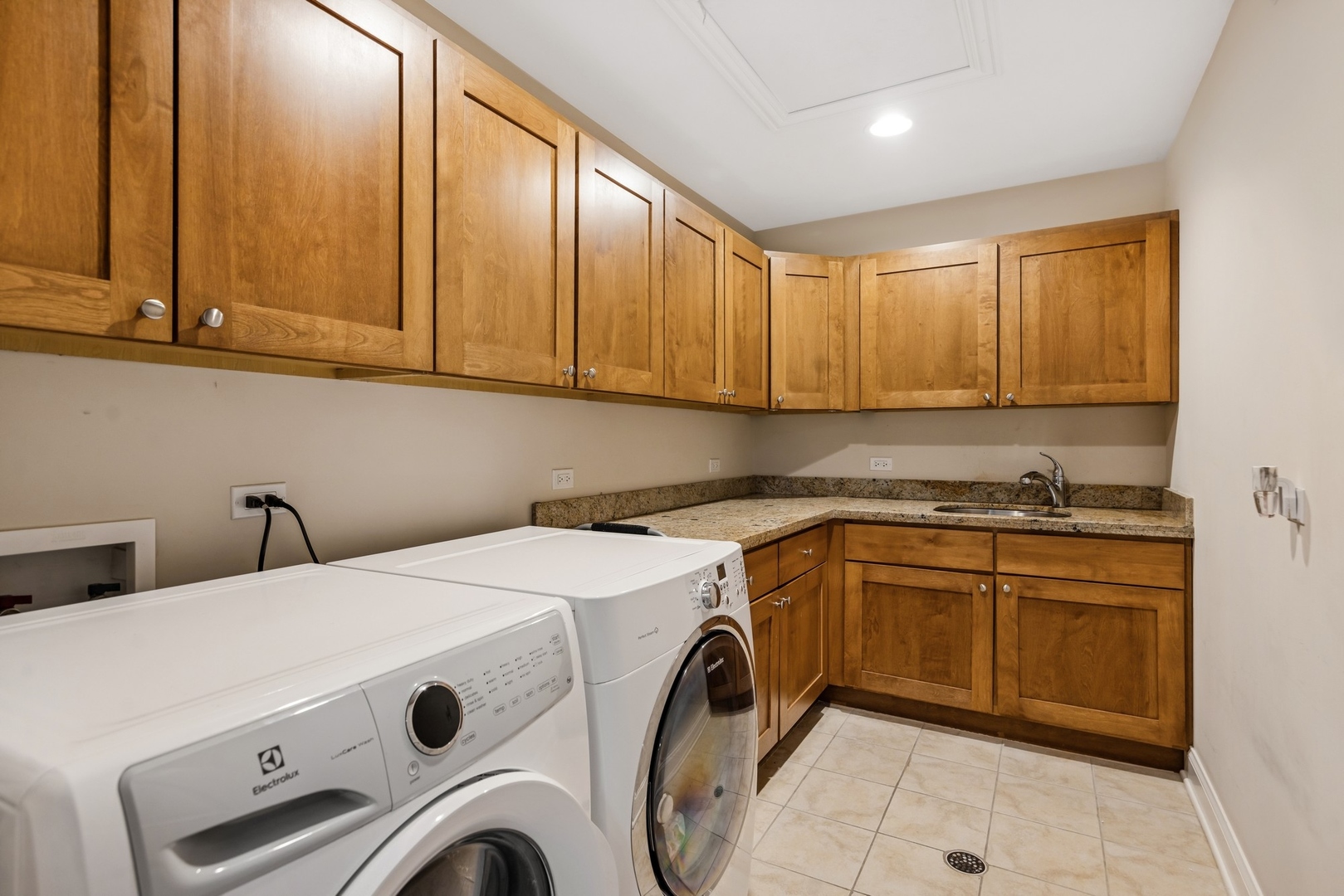 6325 FAIRVIEW Avenue #A, Westmont, IL 60559