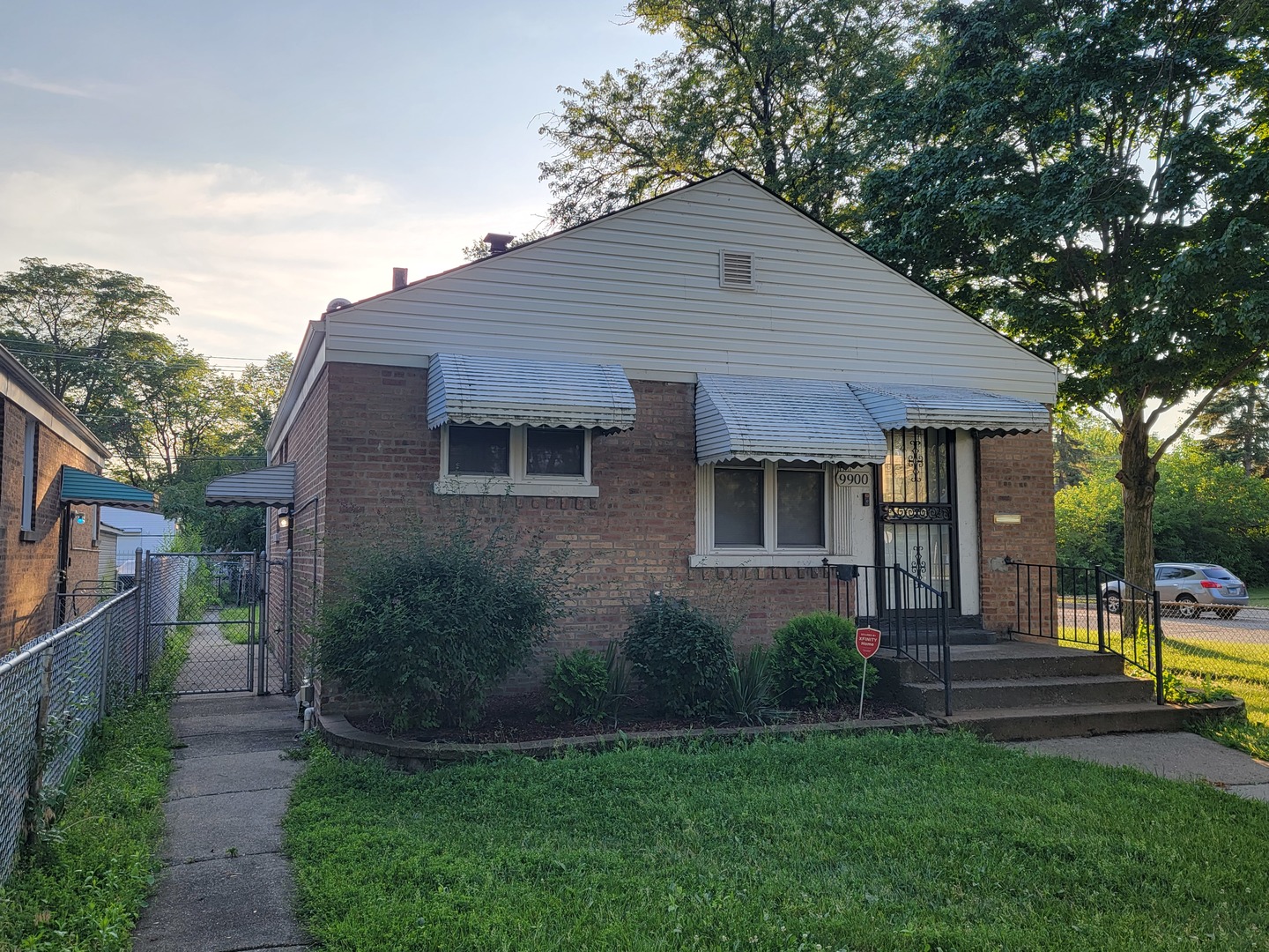 9900 S Paxton Avenue, Chicago, IL 60617