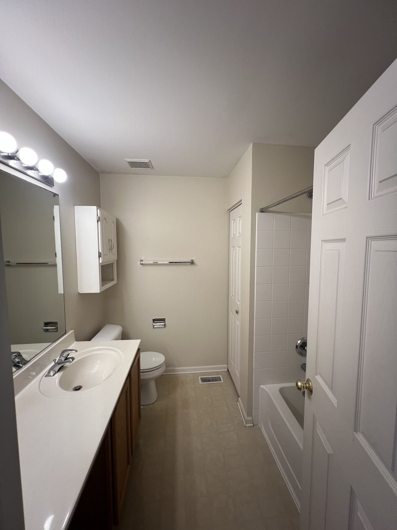927 Genesee Drive #927, Naperville, IL 60563