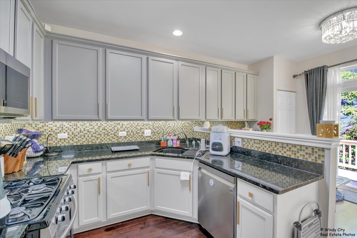 2647 N Greenwood Avenue, Arlington Heights, IL 60004
