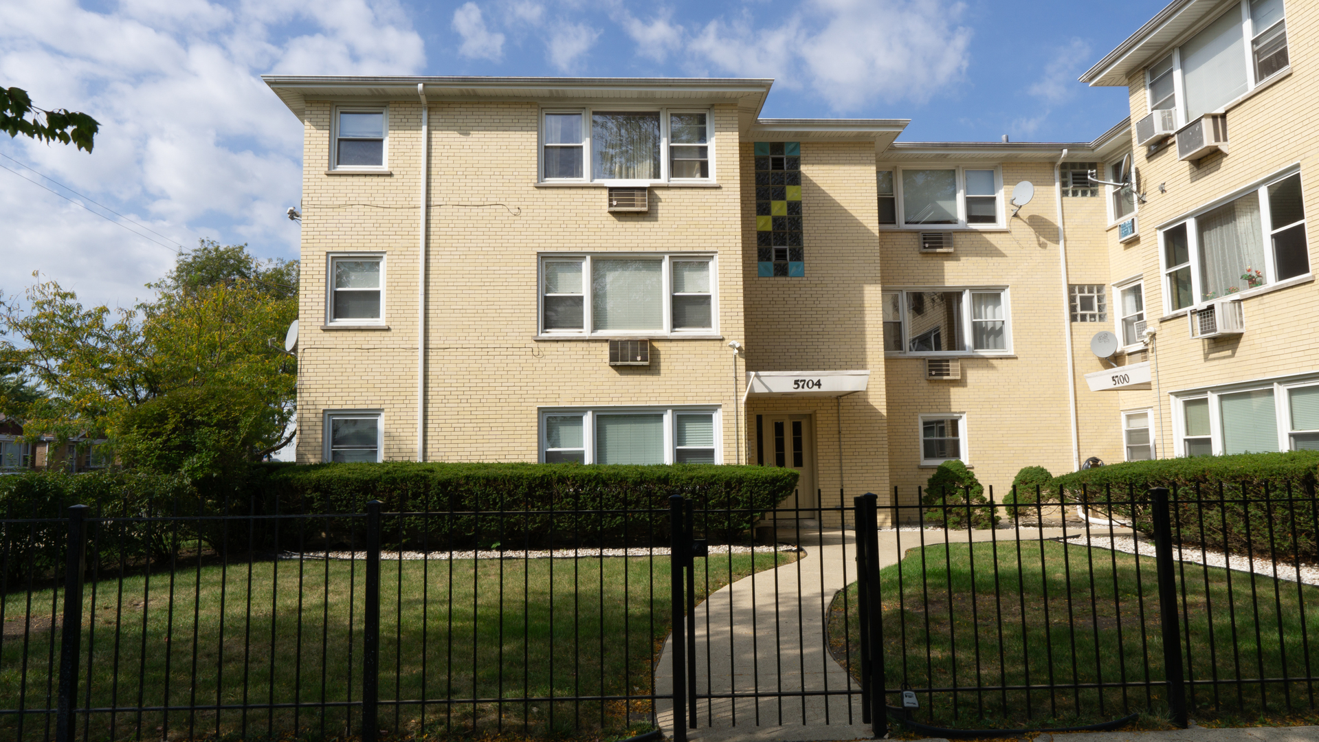 5704 W Montrose Avenue #2B, Chicago, IL 60634