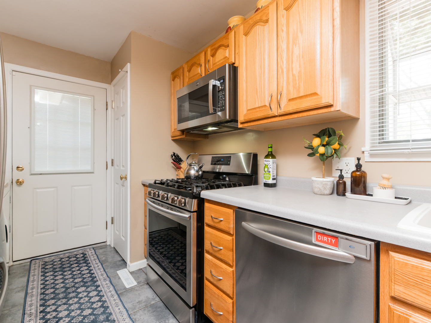 2 Sparrow Road, Carpentersville, IL 60110