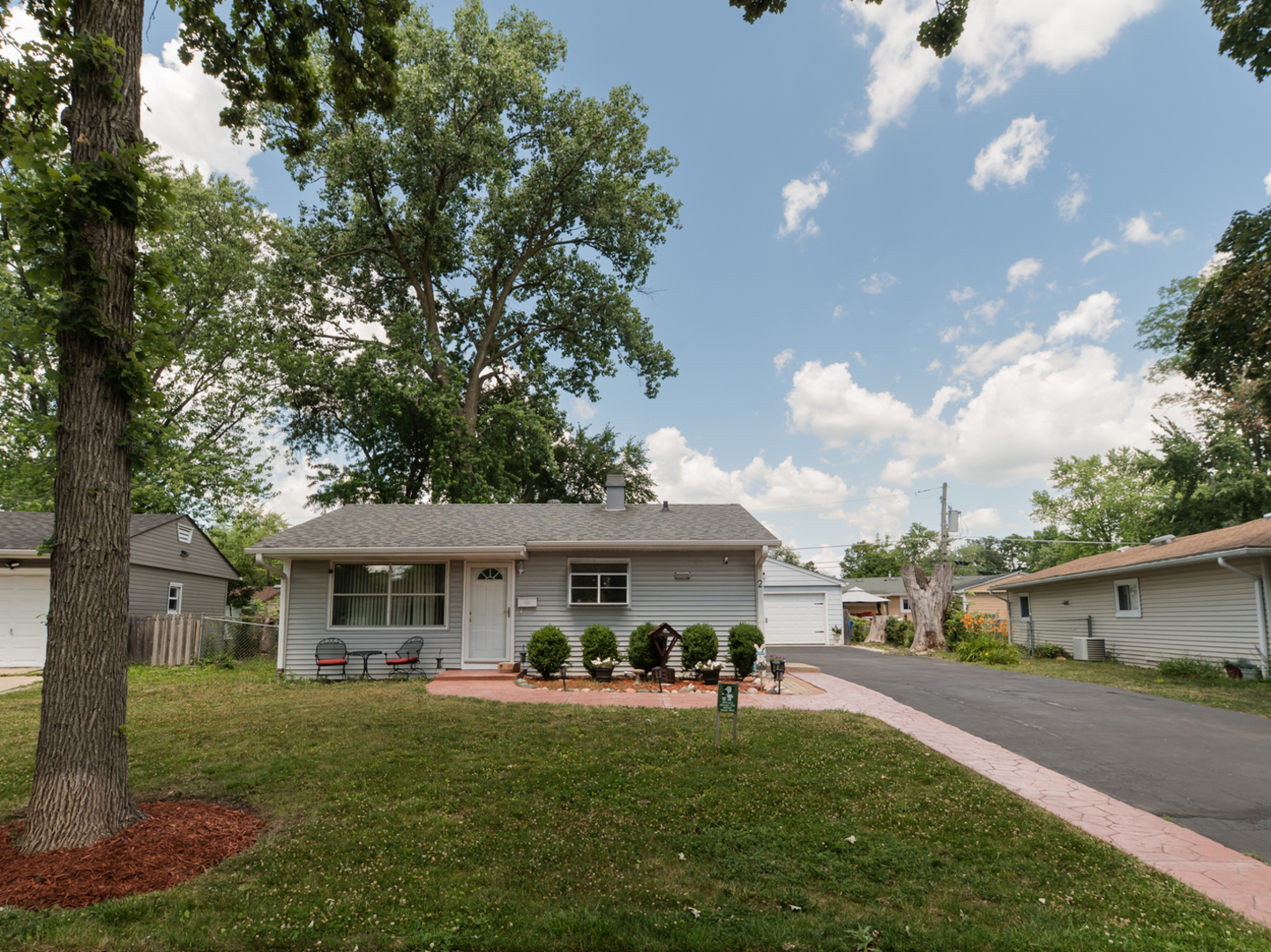 2 Sparrow Road, Carpentersville, IL 60110
