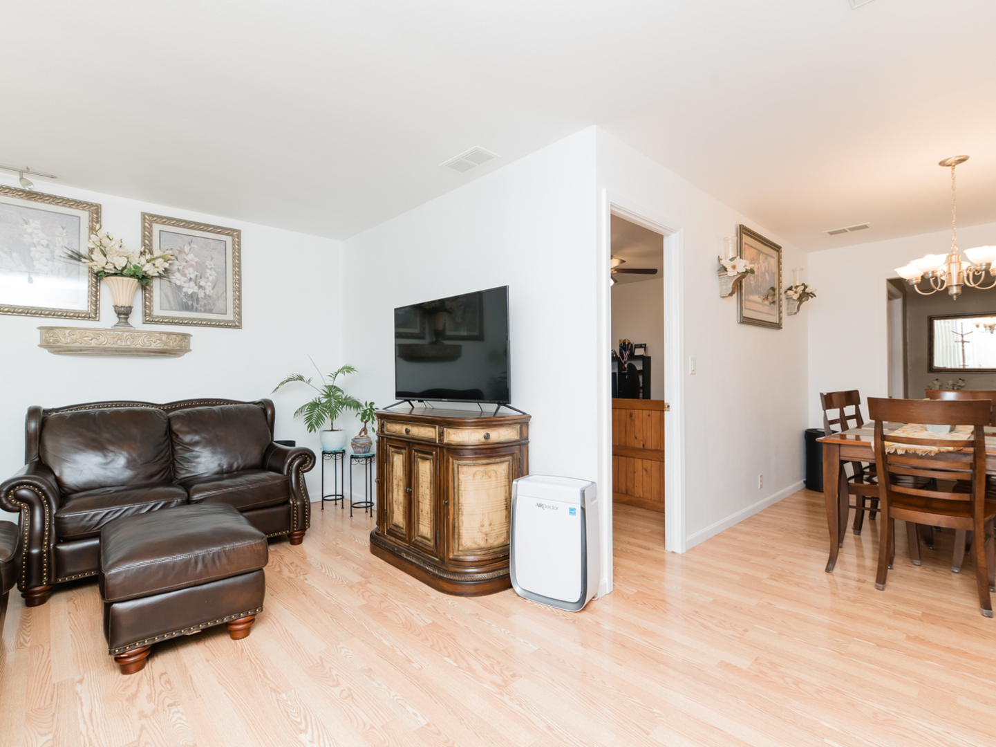 2 Sparrow Road, Carpentersville, IL 60110
