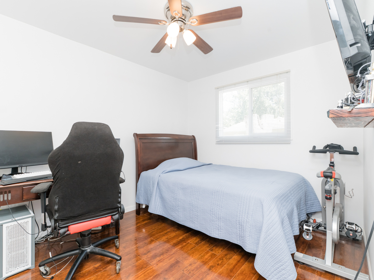 2 Sparrow Road, Carpentersville, IL 60110