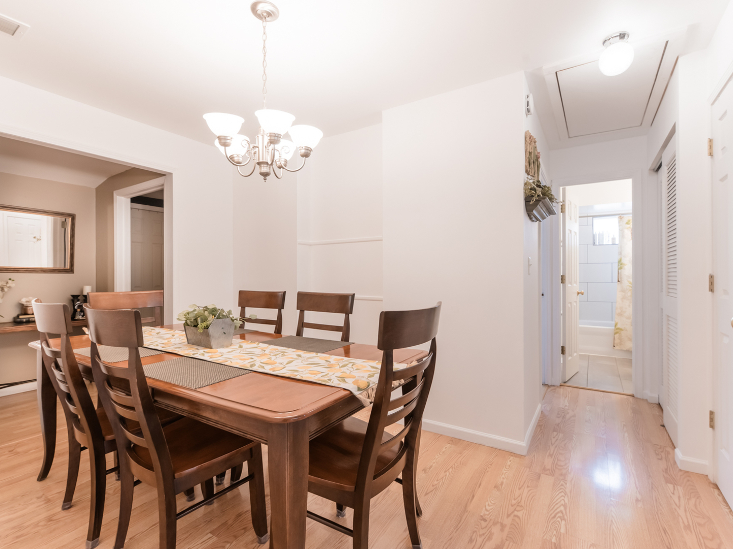 2 Sparrow Road, Carpentersville, IL 60110