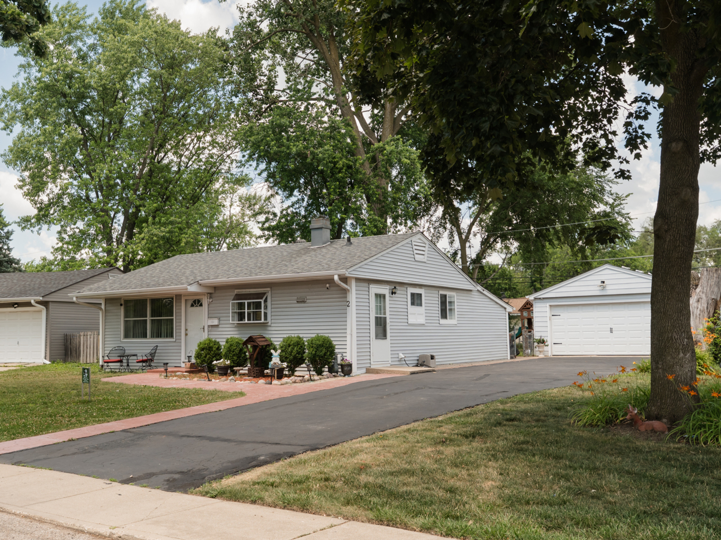 2 Sparrow Road, Carpentersville, IL 60110