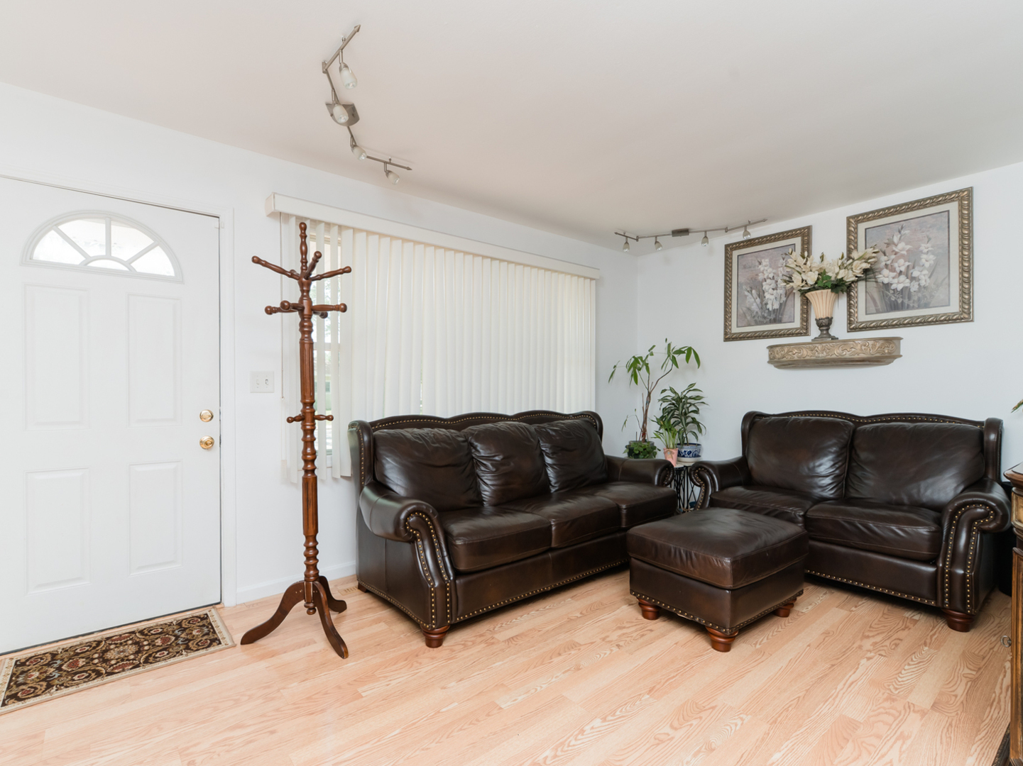 2 Sparrow Road, Carpentersville, IL 60110