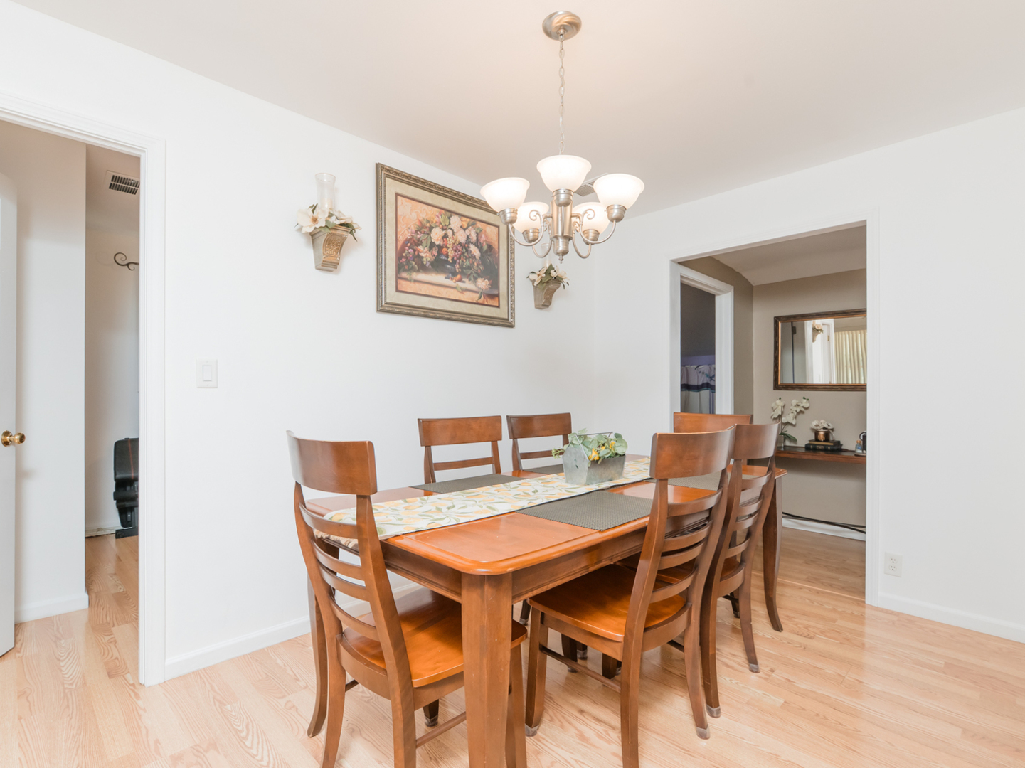 2 Sparrow Road, Carpentersville, IL 60110