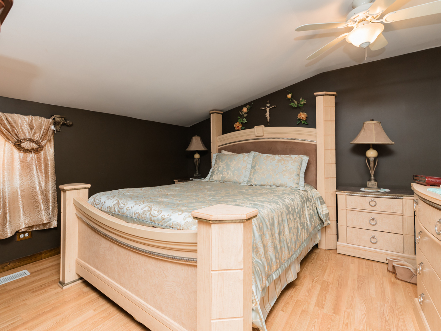 2 Sparrow Road, Carpentersville, IL 60110