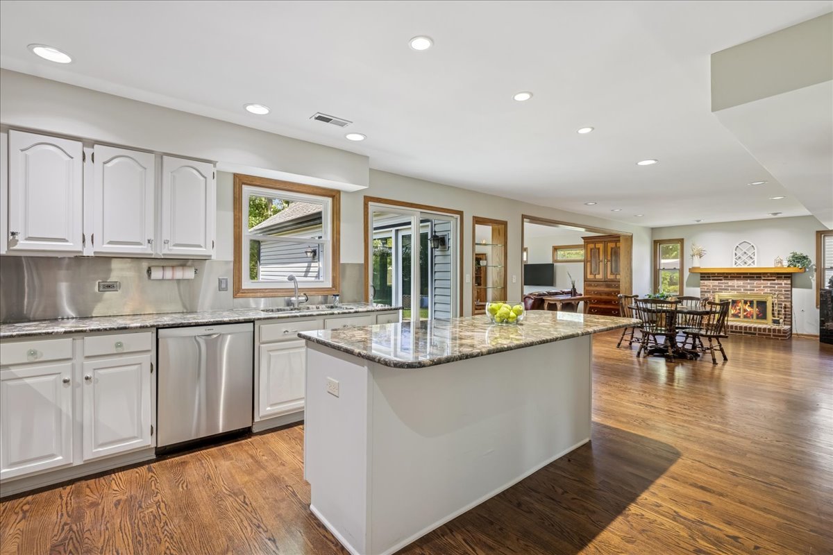 1012 Hobson Drive, Buffalo Grove, IL 60089