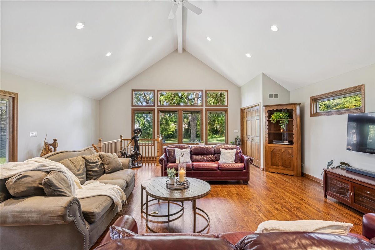 1012 Hobson Drive, Buffalo Grove, IL 60089