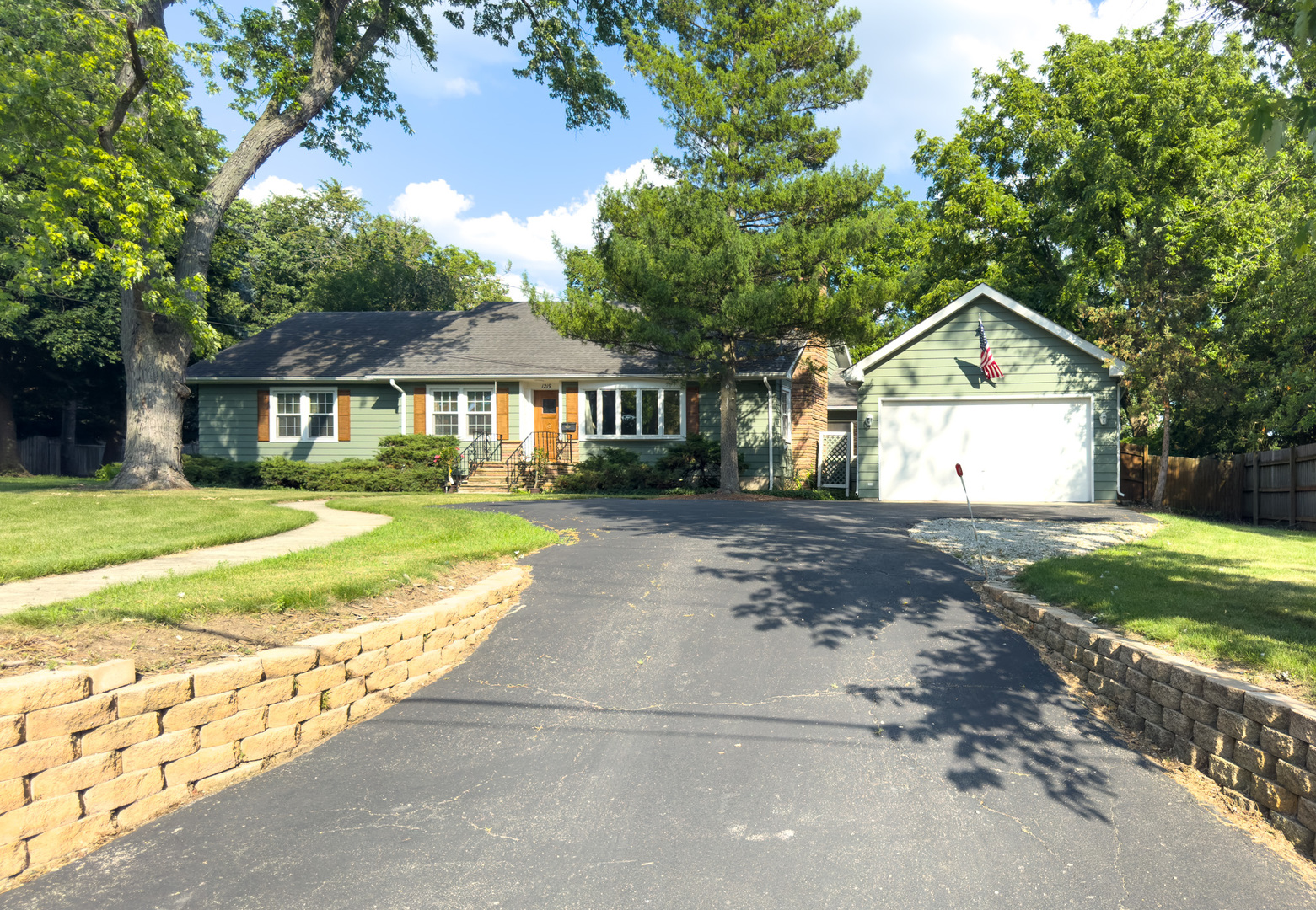1219 Golf Lane, Wheaton, IL 60189