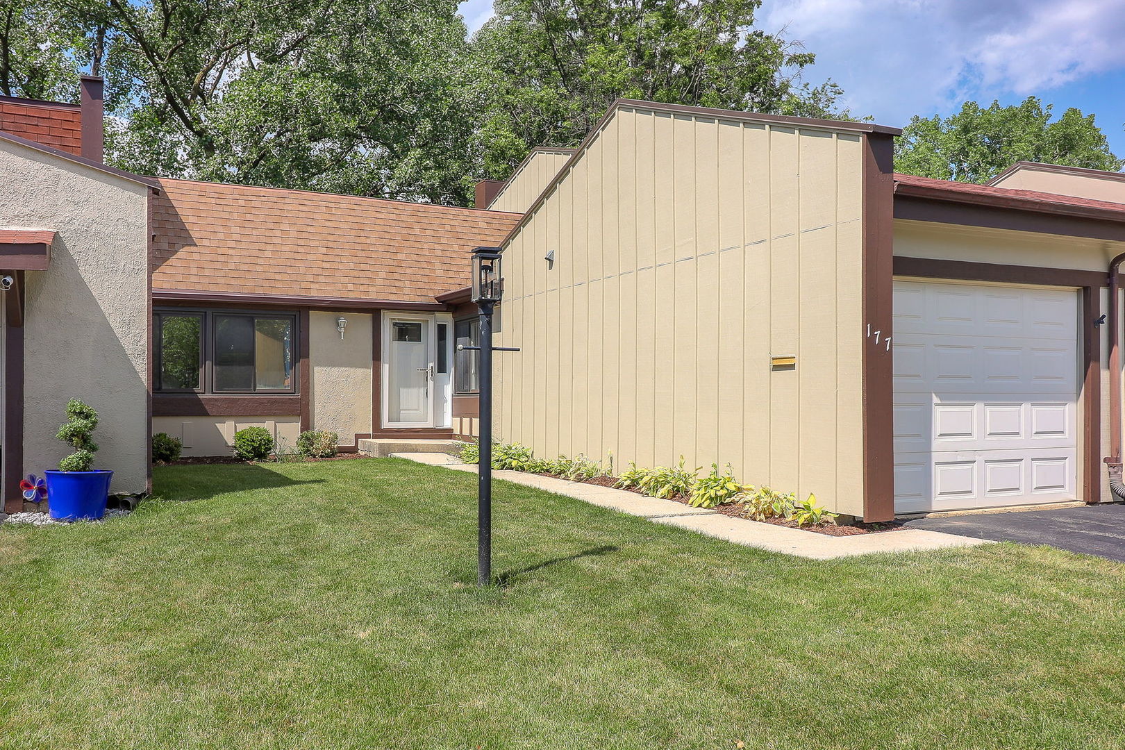 177 Cascade Drive, Indian Head Park, IL 60525