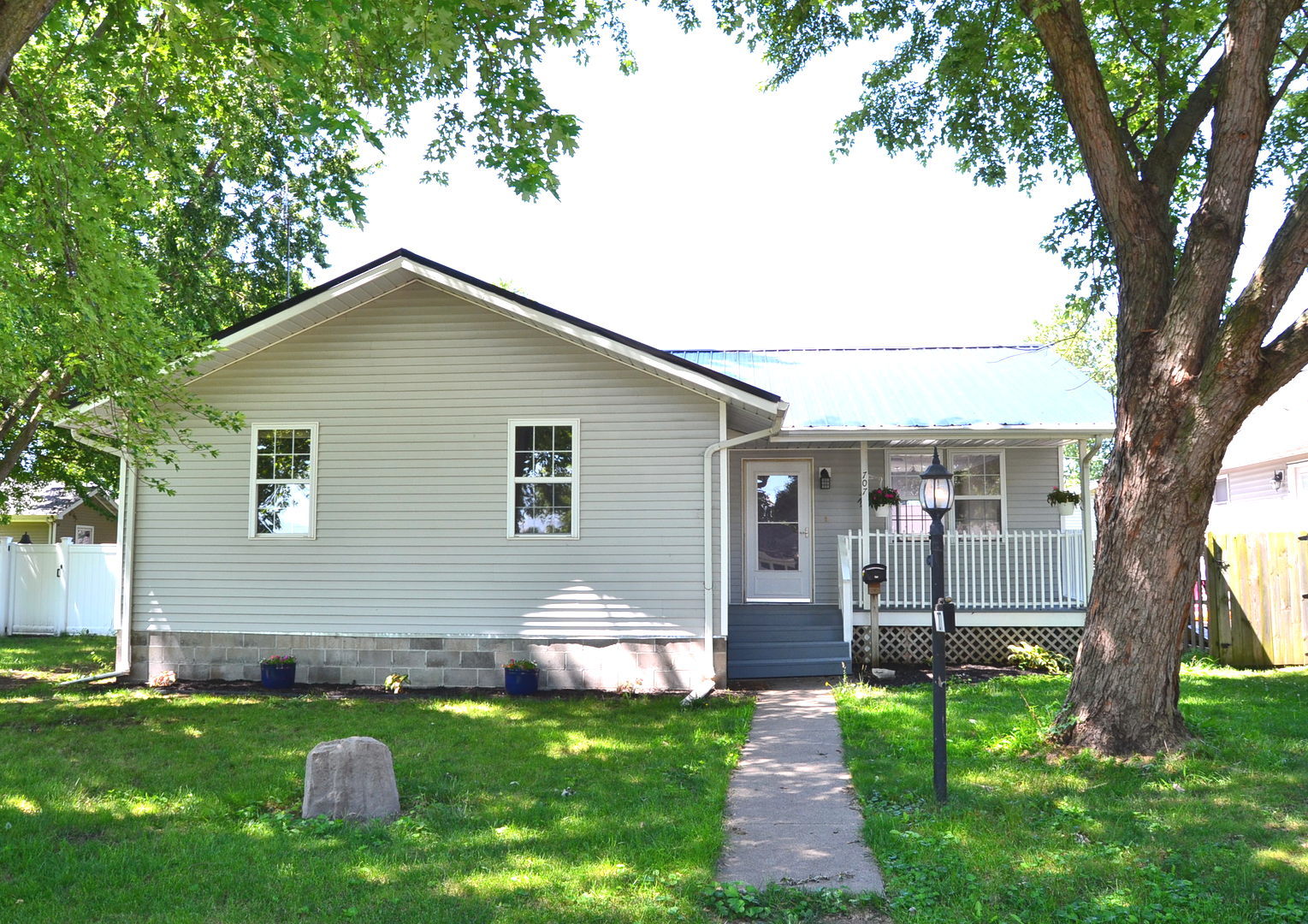 707 Omaha Avenue, Lincoln, IL 62656