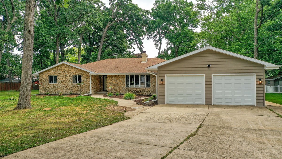 21547 S Nadia Drive, Shorewood, IL 60404