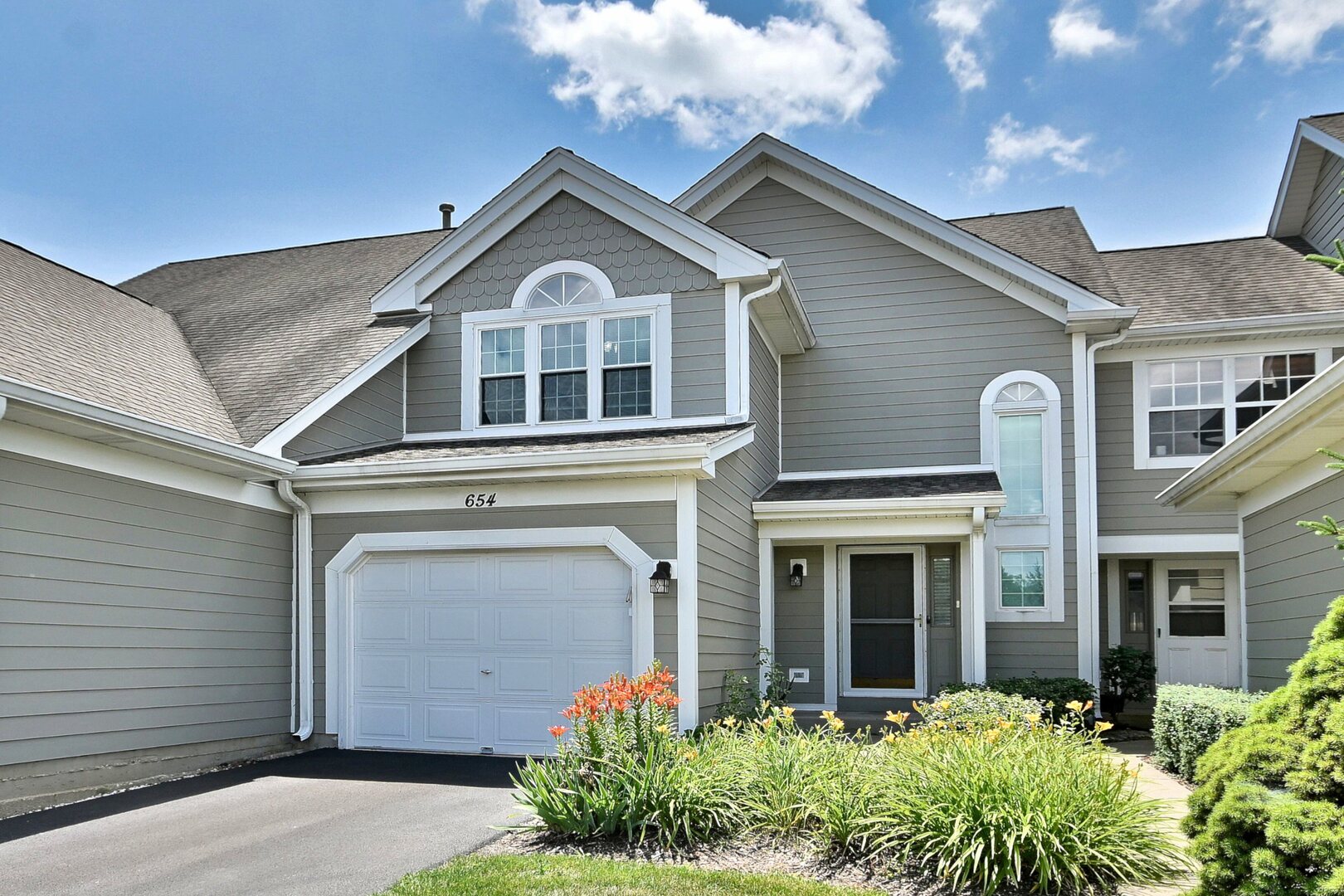 654 Kingsbridge Drive, Carol Stream, IL 60188
