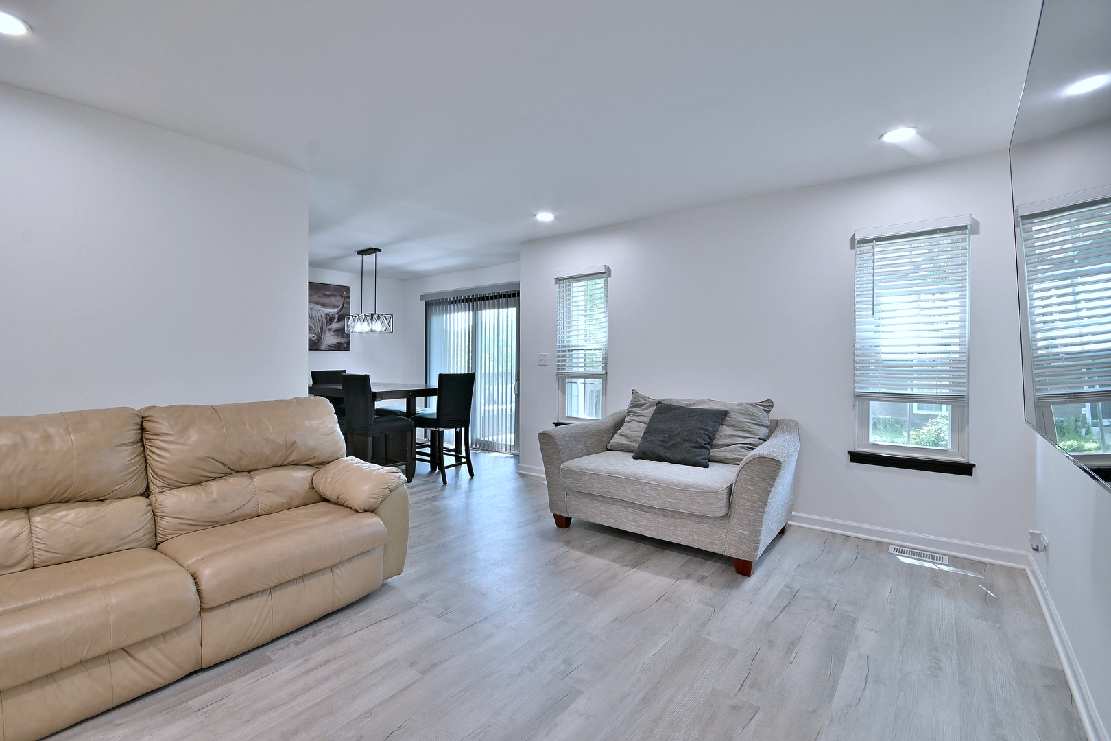 654 Kingsbridge Drive, Carol Stream, IL 60188