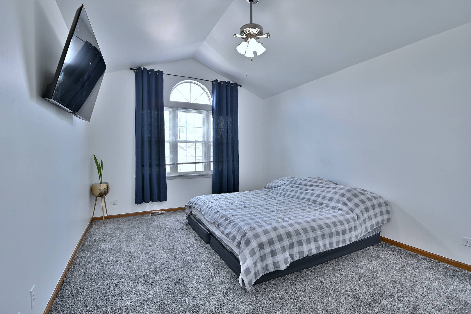 654 Kingsbridge Drive, Carol Stream, IL 60188